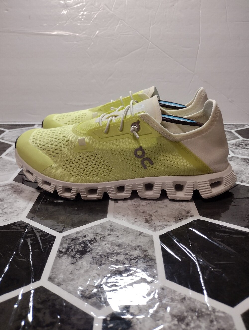 On Running Cloud 5 Coast sneakers in the Hay/Ivory colorway. Size 8 - Picture 6 of 11